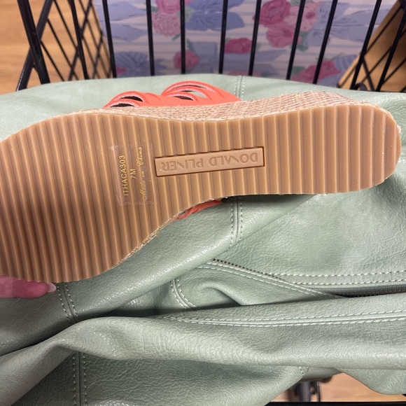 DONALD PLINER CORAL wedge slip on shoe!! Size 7!!! New! Gorgeous!! - Picture 6 of 9